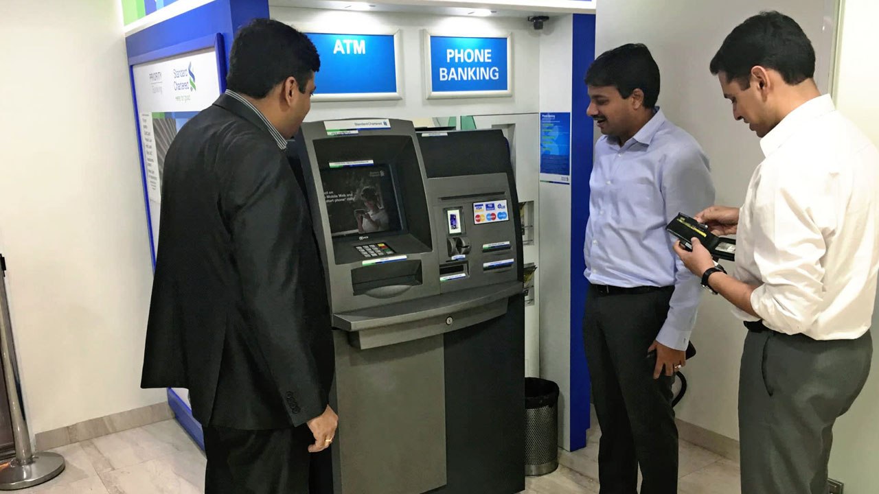 India में आधे से ज्यादा ATM Machine हो जाएंगी बंद, ये है वजह । वनइंडिया हिंदी