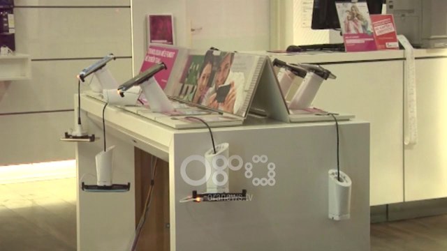 Ora News - Maskat grabisin dyqanin e operatorit telefonik në Vlorë, marrin para dhe celularë
