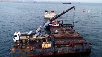 Zeytinburnu açıklarında yarı batık halde bulunan hayalet geminin sökülme çalışmaları havadan görüntülendi