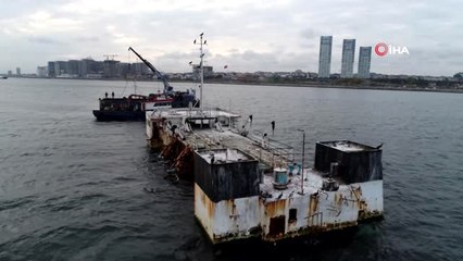 Zeytinburnu Açıklarında Yarı Batık Halde Bulunan Hayalet Geminin Sökülme Çalışmaları Havadan...