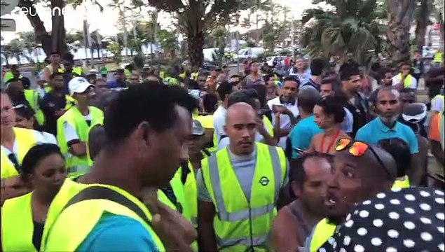 На французском Реюньоне из-за беспорядков введен комендантский час