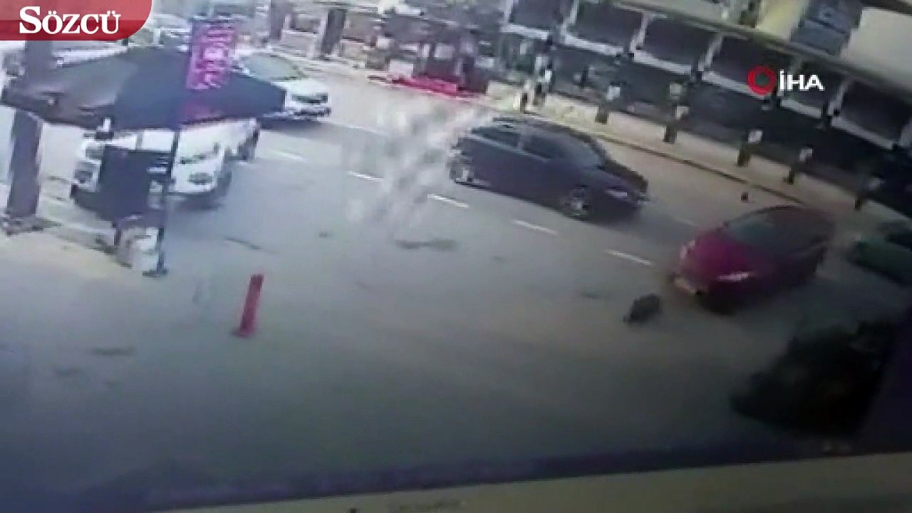 Otomobil altında kalan köpeği sokak köpekleri kurtarmaya çalışırken, o köpekleri kovalamaya çalıştı