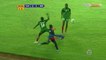 Un africain tacle à la gorge son adversaire lors du match Tanzanie Burundi