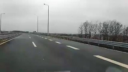 Vetura bën lëvizje nga prapa në autostradën ‘Arbën Xhaferi’