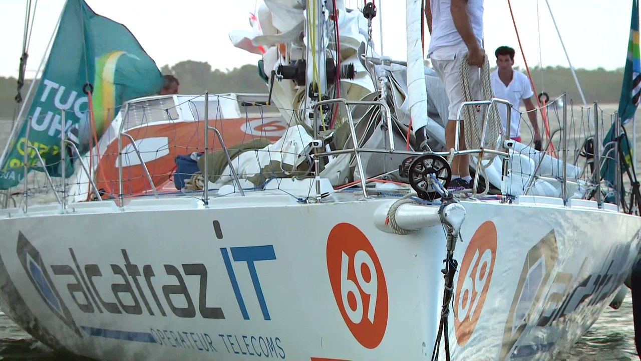 Alcatraz IT passe la ligne d'arrivée. AlcatrazIT is crossing the finish line