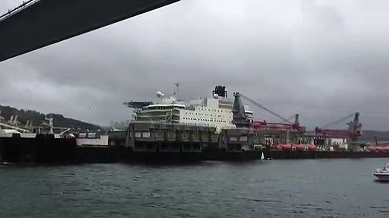 Dev gemi Şehitler Köprüsü'nün altından geçti