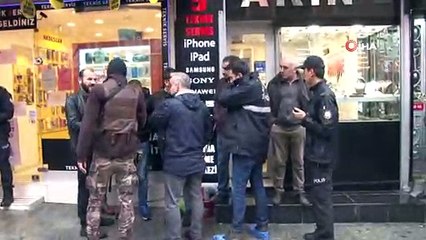 Kağıthane’de silahlı soyguncuyu vatandaşlar etkisiz hale getirdi