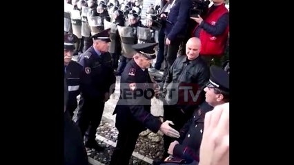 Télécharger la video: Report TV - Protestuesit godasin zv/ drejtorin e policisë së Tiranës