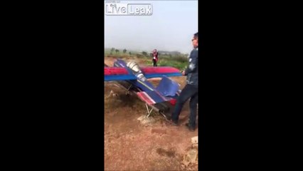 Ils font faire du parachute à une poule qui s'en sort indemne mais paniquée
