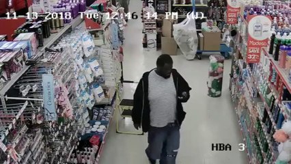 Cet homme vole des bouteilles de shampoing !