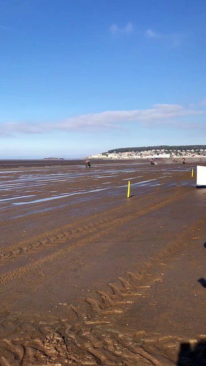 Un motard provoque un grave accident à la plage course à Weston-super-Mare !