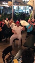 Un pizzaïolo a une méthode bien à lui pour sa pâte à pizza !