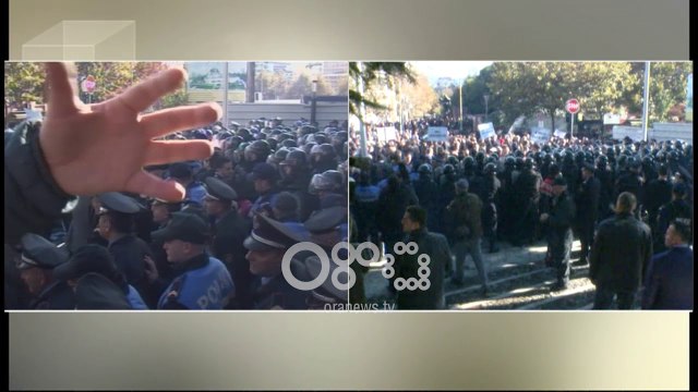 Ora News - Me kapsolla dhe tymues protestuesit tentojnë të hyjnë në Parlament