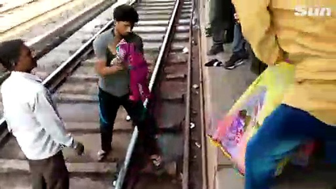 Un bébé passe sous un train en Inde et s'en sort sain et sauf !