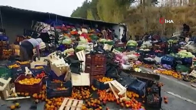 Edremit'te Trafik Kazası! Meyve Yüklü Kamyon Devrildi, Meyveler Yola Dağıldı