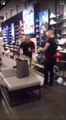 Ce vendeur pense que son client va voler des baskets qu'il est en train d'essayer