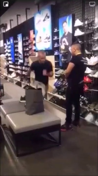 Ce vendeur pense que son client va voler des baskets qu'il est en train d'essayer