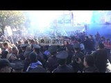 Report TV - Momenti kur polices i priten gishtat nga kapsolla te protesta