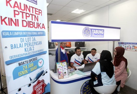 Student coalition protests repayment of PTPTN loans at Parliament