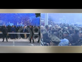 LIVE - "Unaza e Madhe"/ Me kapsolla dhe tymues, protestuesit tentojnë të hyjnë në Parlament