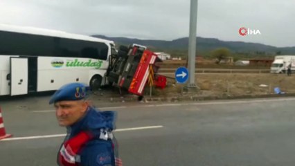 Kırkağaç’ta otobüs ile vinç yüklü kamyon çarpıştı: 17 yaralı