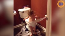 Cet enfant n'a pas bien compris comment se servir du papier toilette !