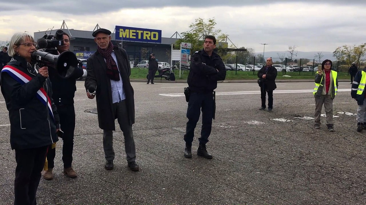 Montélimar : les CRS interviennent devant Amazo...