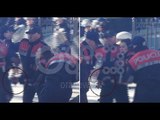 Ora News - Video nga protesta/ Momenti kur efektivja e policisë humb gishtat