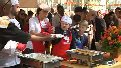 ABD'de ünlüler evsizlere Şükran Günü yemeği hazırlamak için mutfatka
