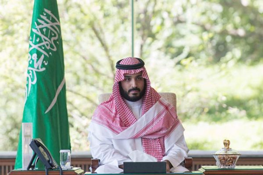 طفل سعودي يحاول تقبيل محمد بن سلمان... شاهد ردة فعل ولي العهد!