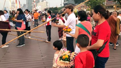 Tourists Join In Thailand’s Loy Krathong Festival