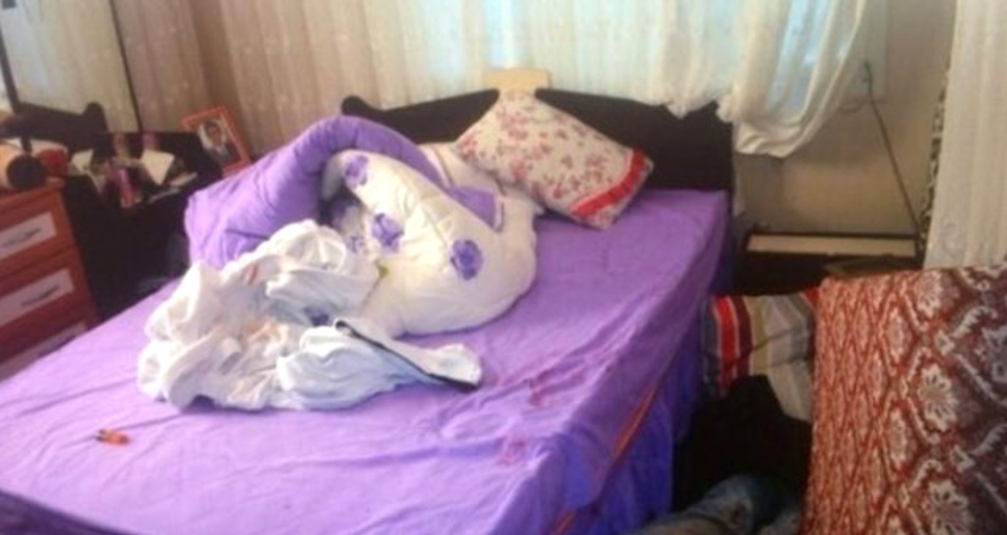 Kıskançlık Krizine Giren Koca, Yatak Odasında Eşini Bıçaklayarak Öldürdü -  Dailymotion Video