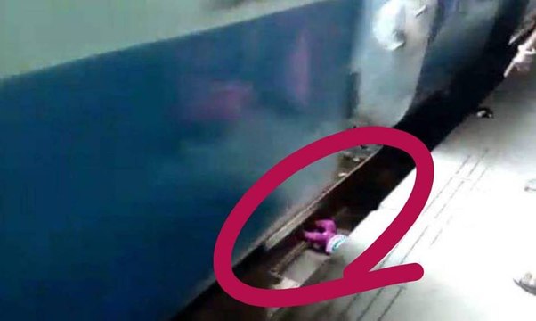رضيعة تنجو بأعجوبة من تحت عجلات القطار في مشهد يحبس الأنفاس