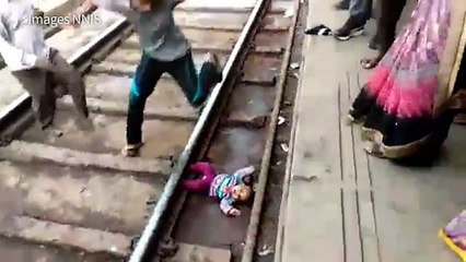 Un bébé indien tombé sur les voies survit au passage d'un train