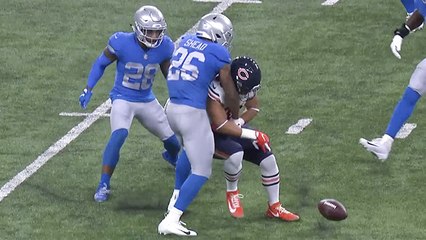 Jarrad Davis scoops up loose ball for fumble recovery
