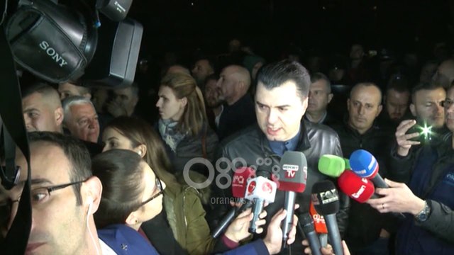 Banorët e Astirit bllokojnë rrugën me opozitën, Basha: Rama s'njeh vija të kuqe, vetëm të bardha