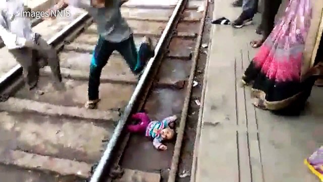 Un bébé indien tombé sur les voies survit au passage d'un train