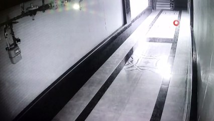 Umduğunu bulamayan hırsızlar altın kaplama muslukları çaldı