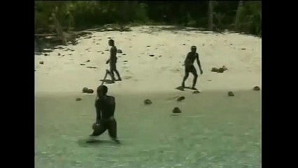 فيديو: قبيلة هندية "بدائية" تصطاد أمريكياً في جزيرتها