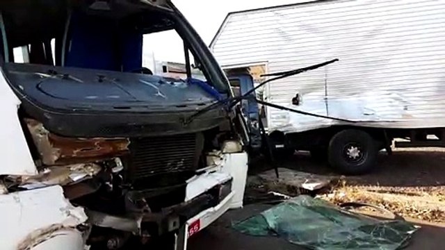 Ônibus e caminhão se envolvem em grave batida no Cataratas