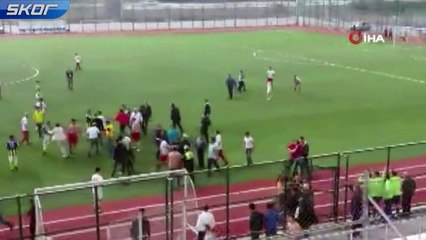Oynanan maçta 11 futbolcu kırmızı kart gördü