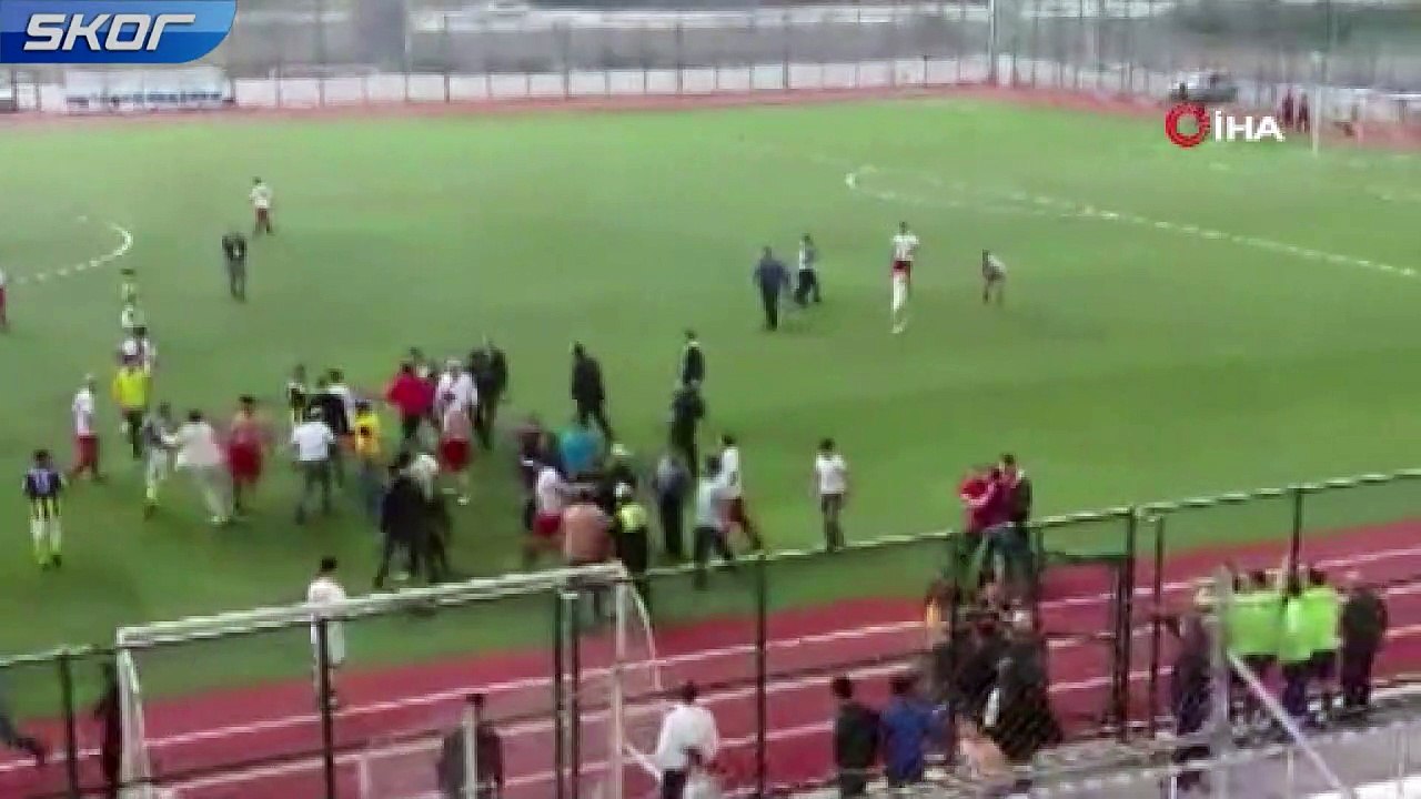 Oynanan maçta 11 futbolcu kırmızı kart gördü