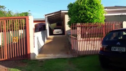 Menino prende a mão na correia da bicicleta e Siate é chamado