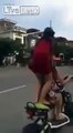 Elles n'auraient pas du faire les idiotes sur leur scooter... Grosse gamelle