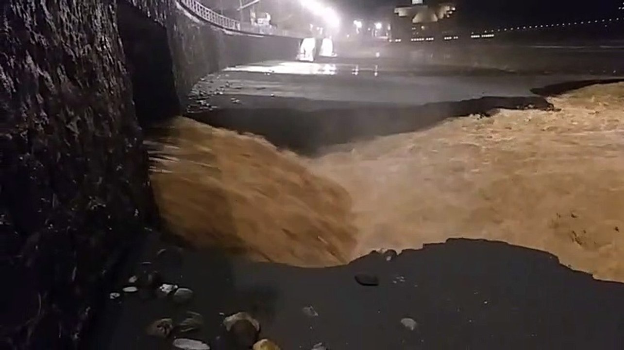El agua corre por la playa de Las Canteras  en Gran Canaria