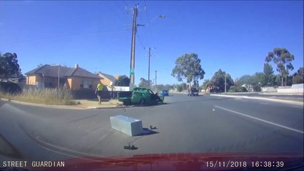 Un chauffard conduit n'importe comment et se prend un poteau