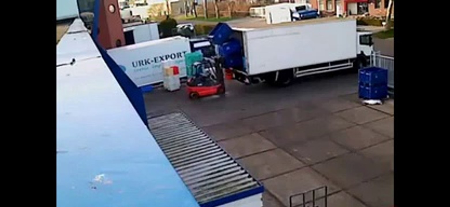 Presque noyé en déchargeant son camion... Oups