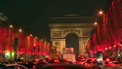 Champs-Elysees é iluminada