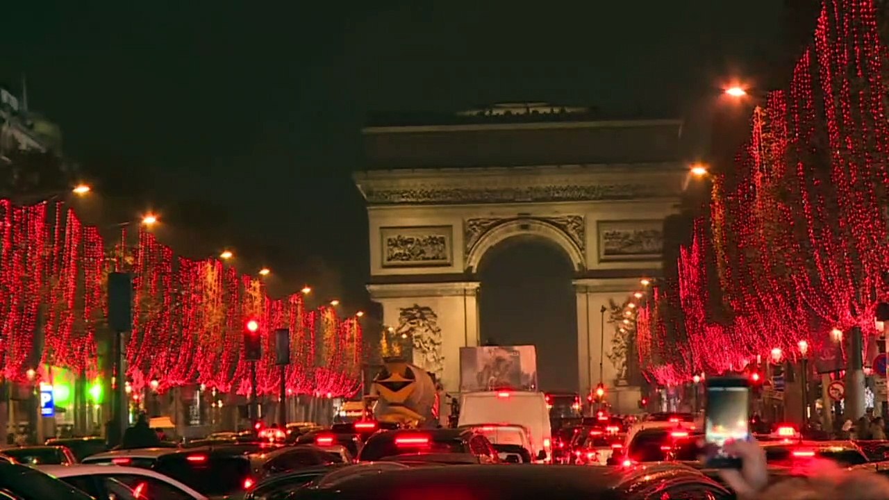 Champs-Elysees é iluminada