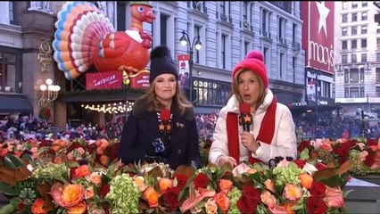 Kelly Clarkson - Heat Live on Macy’s Thanksgiving Day Parade 2018